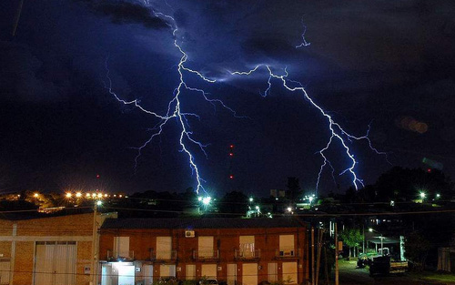 我們過(guò)去沒(méi)有遇到過(guò)雷擊帶來(lái)的問(wèn)題，是否需要考慮浪涌保護(hù)?