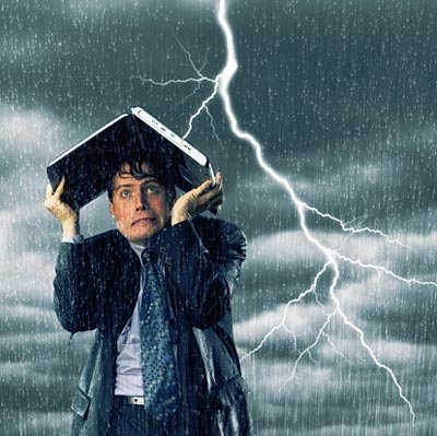  雷雨臨空，你應(yīng)該躲到哪里去？